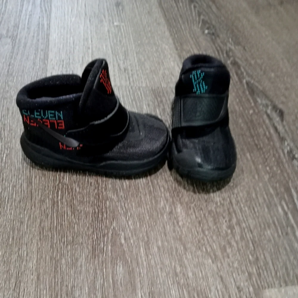 😍Kids Nike Kyrie 6 Unisex Nike sneakers😍 - Picture 2 of 7
